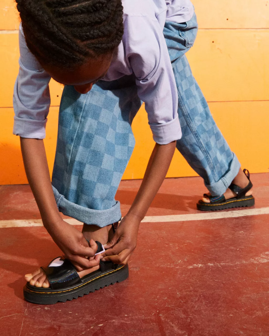 Dr. Martens apavi bērni melns galaktikas mirdzums junior marlowe shimmer sirds strap sandales LHJP454