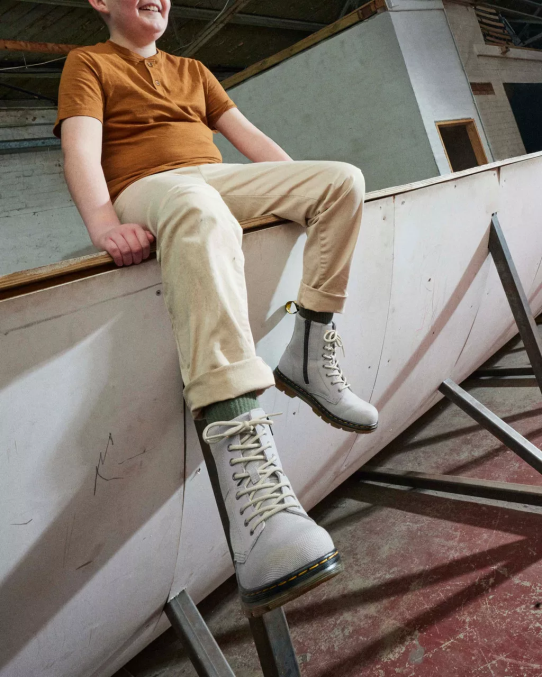 Dr. Martens apavi bērni vidēji pelēks, īpaši izturīgs un gumijots jauniešu ķemmes īpaši izturīgi ikdienas zābaki LHJP468