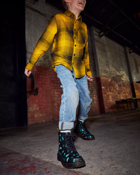 Dr. Martens apavi bērni melna ziedu mash up k hidro junior 1460 glow in the dark bugs šņorzābaki LHJP421