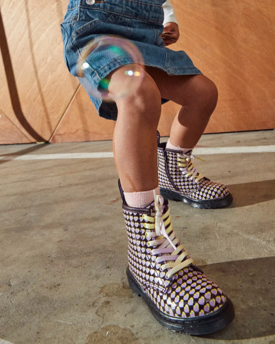 Dr. Martens apavi bērni melns lucido & patentlampa toddler 1460 patentēta sirds apdrukāta šņorzābaki LHJP414