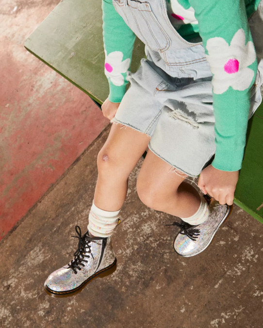 Dr. Martens apavi bērni pelēks metālisks disko krunciņš junior 1460 crinkle metāliski šņorzābaki LHJP457