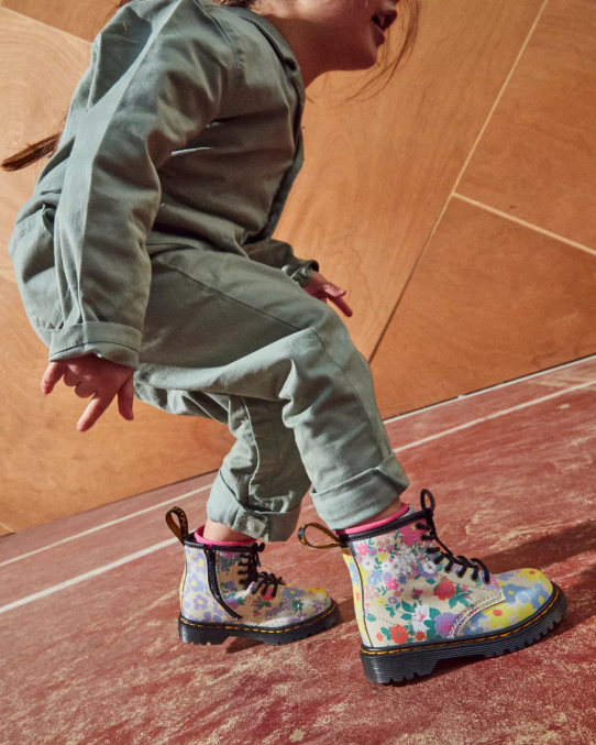 Dr. Martens apavi bērni pergaments bēšs ziedu mash up k hidro toddler 1460 ziedu mash up ādas šņorzābaki LHJP415