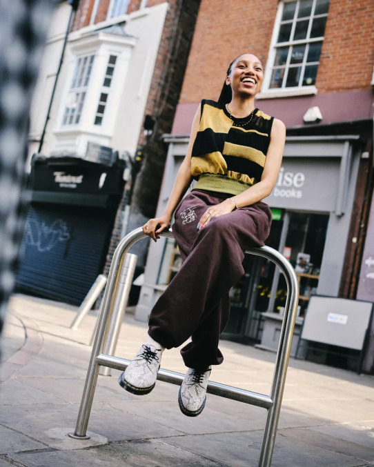 Dr. Martens apavi sievietes zamšāda ar smilšu un melnu pitona apdruku 2046. gada čūskas apdrukas zamšādas oksfordas kurpes LHJP315