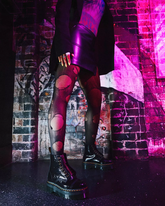 Dr. Martens apavi sievietes melnais nomocītais patents sinclair distressed lakādas platformas zābaki LHJP118