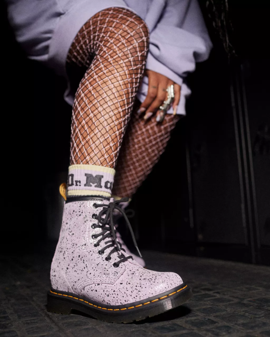 Dr. Martens apavi sievietes ceriņi metāliska krāsa šļakatu zamšāda 1460 metāliski šļakatas zamšādas šņorzābaki LHJP174