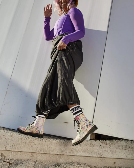 Dr. Martens apavi sievietes pergamenta smilškrāsas fantoma ziedu ēna backhand 1460. gada ziedu mash up ādas šņorzābaki LHJP129