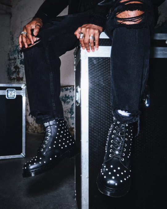 Dr. Martens apavi unisex melna wanama 1460 stud wanama ādas šņorzābaki LHJP141